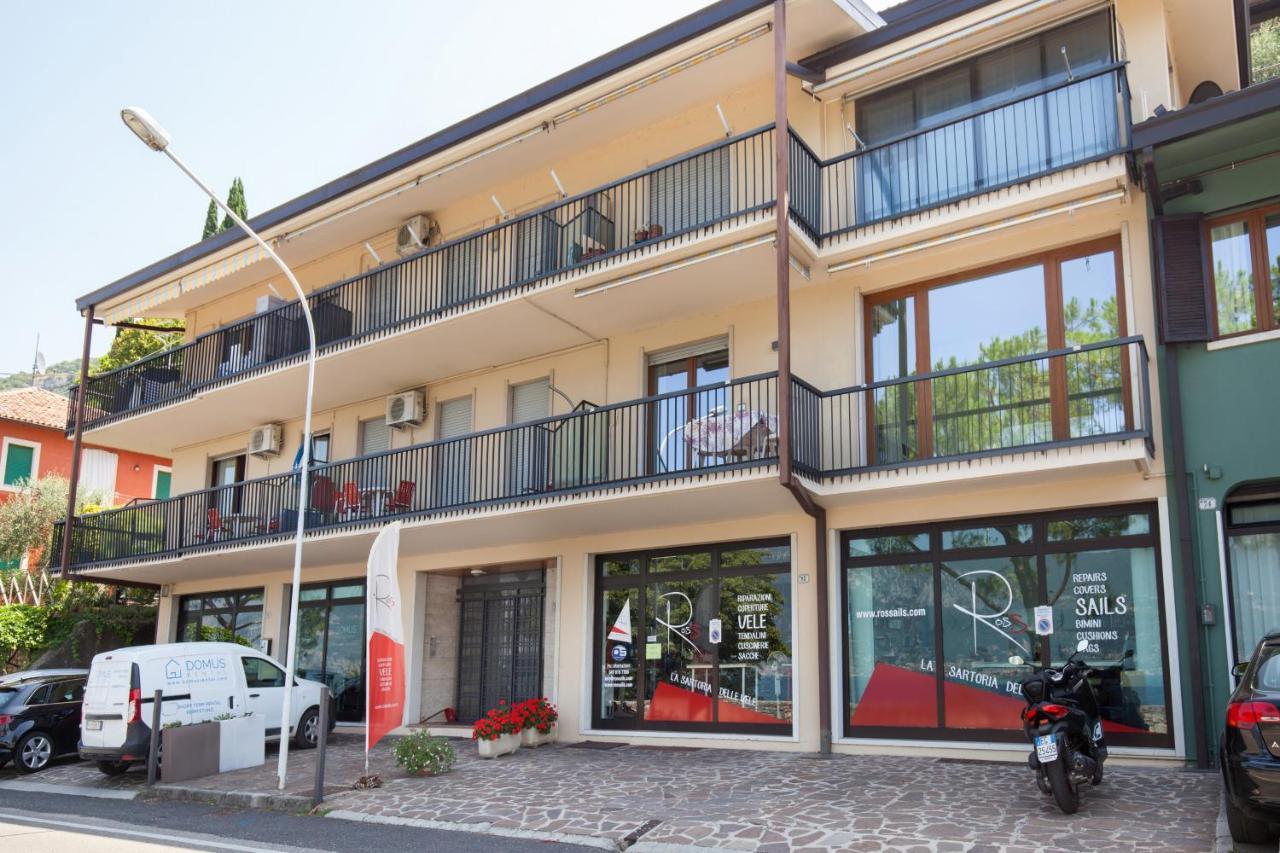 Apartment Azzurro Torri Del Benaco Exterior foto